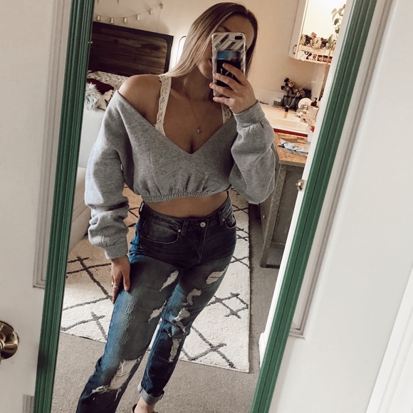 PrettyLittleThing Sweaters - Cropped PrettyLittleThing Sweatshirt